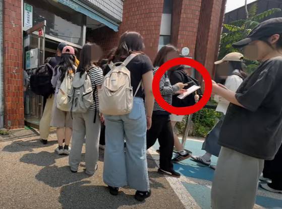 중앙선거관리위원회가 29일 투표용지 반출 논란에 대국민 사과를 했지만, 제21대 대통령 선거 사전투표 이틀날에도 관리 부실 문제가 이어졌다. 지난 29일 유권자들이 사전투표소가 설치된 옛 신촌동 주민센터에 대기하는 모습. 유튜브 캡처