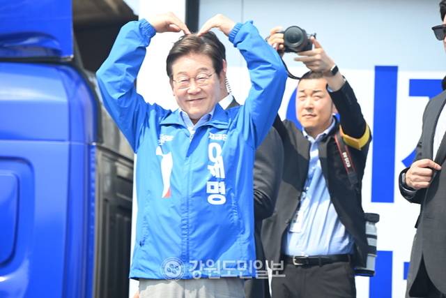 ▲ 이재명 더불어민주당 대선 후보가 30일 오후 춘천을 찾아 춘천역 광장에서 유세를 하고 있다. 방도겸 기자