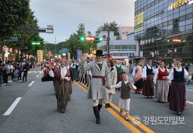 ▲ 강릉 단오제 신통대길 길놀이 참가팀들이 퍼포먼스를 펼치고 있다. 황선우 기자