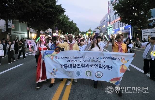 ▲ 강릉 단오제 신통대길 길놀이 참가팀들이 퍼포먼스를 펼치고 있다. 황선우 기자