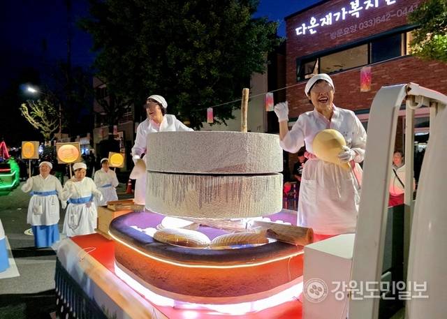 ▲ 강릉 단오제 신통대길 길놀이 참가팀들이 퍼포먼스를 펼치고 있다. 황선우 기자