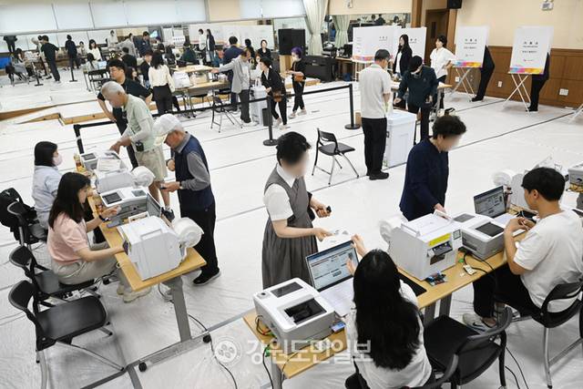 ▲ 제21대 대통령선거 사전투표가 시작된 29일 춘천 강남동사전투표소에서 유권자들이 투표를 하고 있다. 김정호 기자