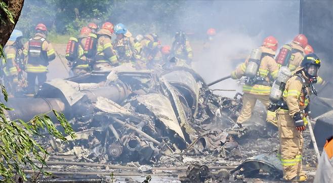 < 불타버린 초계기 > 29일 해군 P-3 해상초계기가 추락한 경북 포항시 남구 동해면 야산에서 소방·군 등 관계 당국 관계자들이 수습 작업을 하고 있다.   /연합뉴스