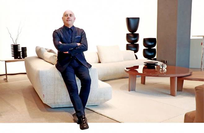 줄리아노 갈림베르티 플렉스폼 대표가 서울 청담동 인피니 플래그십스토어에서 신제품 ‘라운지스케이프’ 소파에 걸터앉아 자세를 취하고 있다. /인피니 제공