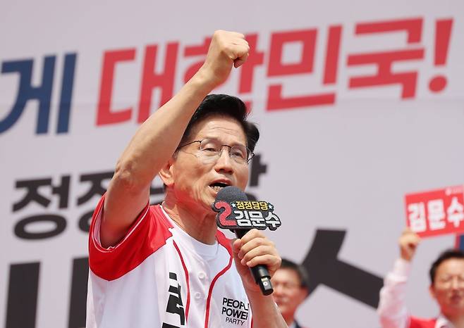 김문수 국민의힘 대선 후보가 30일 경기 이천시산림조합 앞 중리사거리에서 열린 유세에서 지지를 호소하고 있다. / 사진=연합뉴스