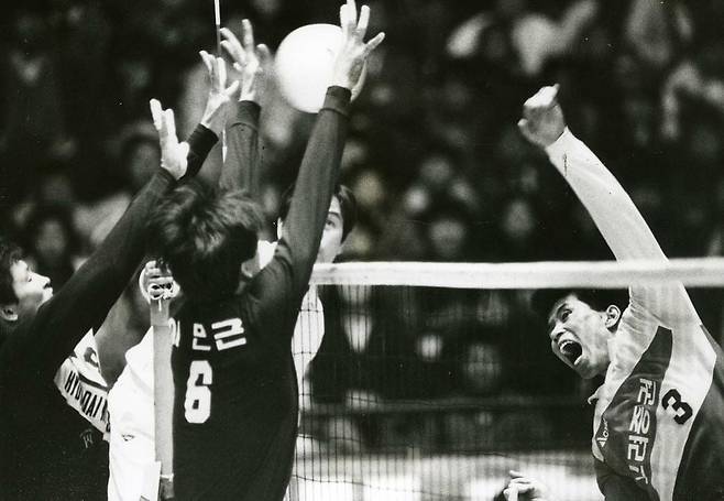 1980∼90년대 한국 남자배구의 전성기를 이끌었던 왕년의 '명스파이커' 장윤창 경기대 스포츠과학부 교수가 30일 지병으로 별세했다. 사진은 1989년 현대자동차써비스와의 경기에서 강스파이크를 날리는 장윤창 교수의 모습. 연합뉴스