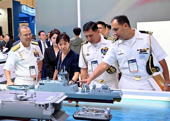 지난 29일 HJ중공업 부스를 방문한 에콰도르 대표단. HJ중공업 제공