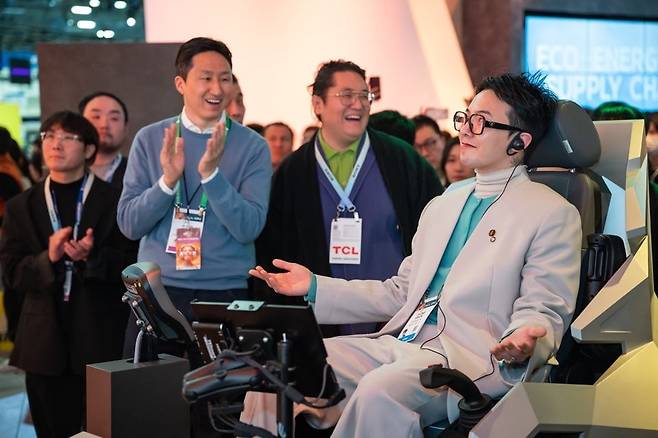 가수 지드래곤이 2024년 1월 ‘CES 2024’ HD현대 전시관을 살펴보고 있다. 사진=HD현대