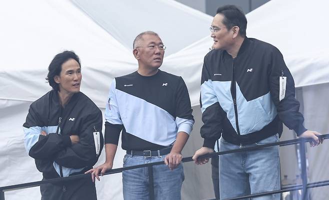 ‘현대 N x 토요타 가주 레이싱 페스티벌’에서 정의선 현대차그룹 회장과 이재용 삼성전자 회장, 조현범 한국앤컴퍼니그룹 회장이 대화를 나누고 있다. 사진=임형택 한국경제신문 기자