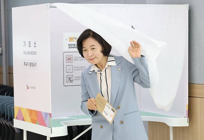 추미애 더불어민주당 공동선거대책위원장이 21대 대선 사전투표 첫날인 지난 29일 대구 중구 2·28민주운동기념회관에 차려진 남산1동 사전투표소에서 투표하고 있다. 연합뉴스