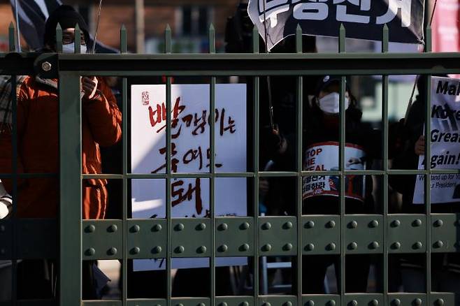 지난 2월21일 서울 안암동 고려대학교 정문 앞에서 윤석열 전 대통령 지지자들이 탄핵 반대 집회를 열고 있다. 이준헌 기자