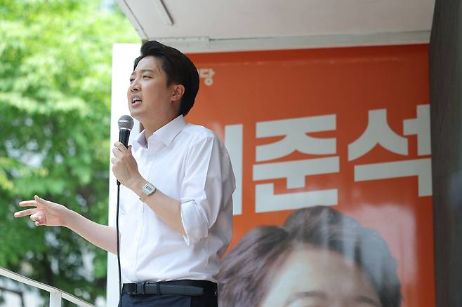 이준석 개혁신당 대선 후보가 30일 서울 마포구 대흥동 경의선숲길공원을 찾아 시민들에게 지지를 호소하고 있다. 연합뉴스