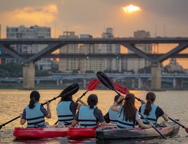 Kayaking on the Han River (Four Season Leisure)