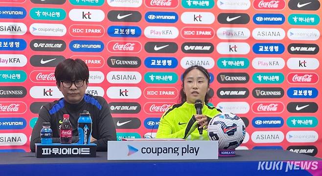 신상우 감독과 주장 이영주 선수가 29일 인천 남동아시아드럭비경기장에서 열린 기자회견에 참석했다. 이영재 기자