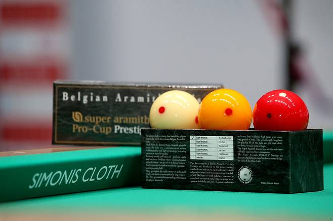 PBA 팀리그 공식 용품으로 사용되는 당구천(시모니스), 당구공(아라미스). PBA 제공