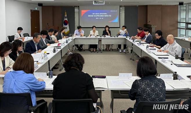 충남도는 30일 도의회 회의실에서 성만제 보건복지국장과 정책자문위원 등 30여 명이 참석한 가운데, ‘제8기 정책자문위원회 보건복지분과 회의’를 개최했다.