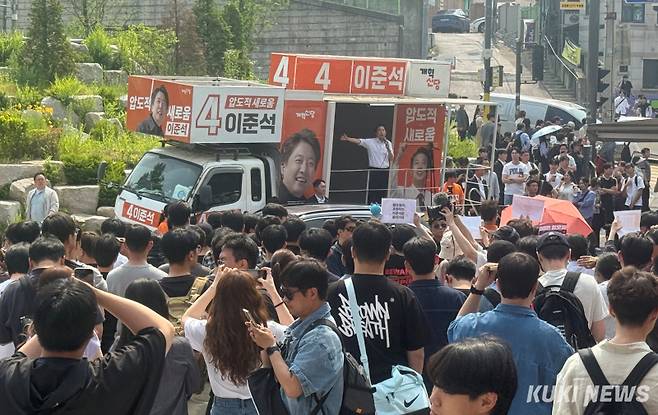 이준석 개혁신당 대선 후보가 30일 오후 서울 흑석동 중앙대학교 후문에서 유세하고 있다. 송금종 기자 
