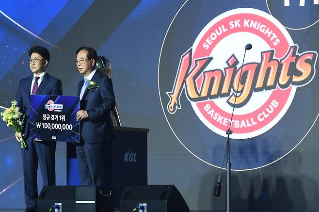 정규리그 우승을 차지한 SK나이츠 프로농구단(단장 장지탁) 시상식. KBL 제공