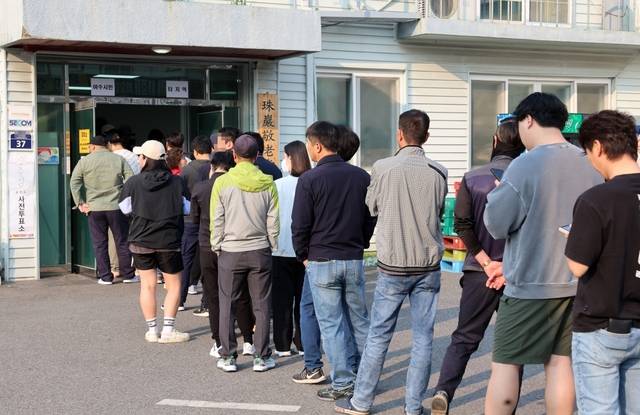 제21대 대통령선거 사전투표 첫날인 29일 오전 전남 여수시 주암마을회관에 마련된 사전투표소에서 시민들이 줄 서 있다. 연합뉴스