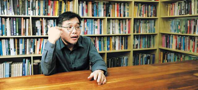 전성민 캐나다 밴쿠버기독교세계관대학원 원장이 방한한 지난해 11월 서울 마포구 IVP 출판사 사무실에서 ‘한국 기독교 세계관 READER’ 출간에 앞서 소감을 밝히고 있다. IVP 제공