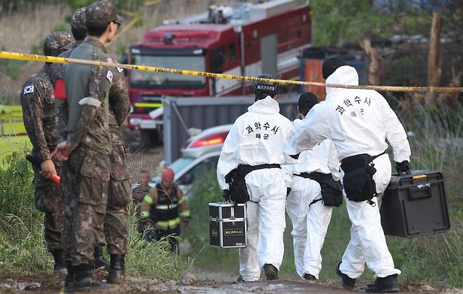 29일 경북 포항시 남구 동해면 신정리 해군 초계기 추락 현장에서 해군 과학수사대가 현장으로 들어가고 있다. 연합뉴스