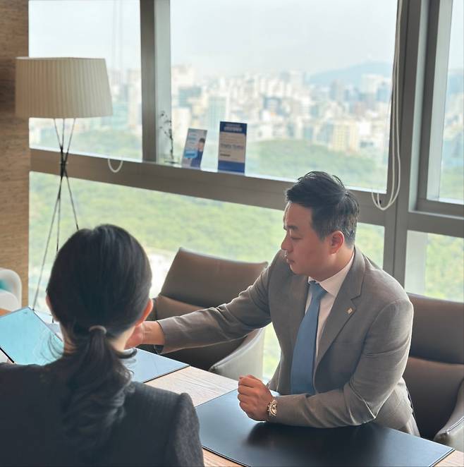 황의선 신한은행 PREMIER PWM 강남센터 팀장이 고객과 상담을 하고있다.