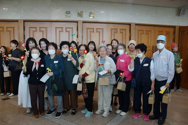 28일 부산 수영로교회 전도축제를 찾은 새 신자들이 교회가 선물한 꽃을 들고 기뻐하고 있다.