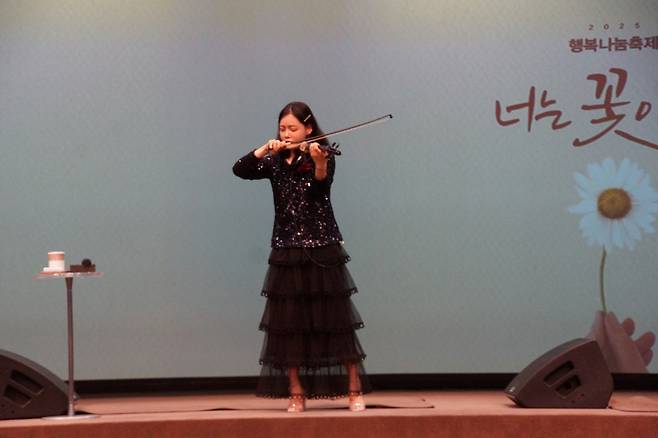 28일 수영로교회에서 열린 전도축제에서 탈북 방송인 정유나씨가 바이올린으로 '아리랑'을 연주하고 있다. 정씨는 연주와 노래로 참석자들에게 큰 호응을 얻었다.