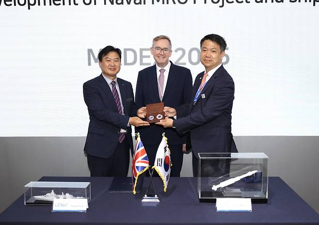 29일 국제해양방위산업전(MADEX 2025) 전시회 현장에서 LIG넥스원과 밥콕 마린이 ‘함정 MRO 사업개발 및 신규 함정 건조사업 공동참여 프로젝트 추진을 위한 협력합의서’를 체결했다. LIG넥스원 제공