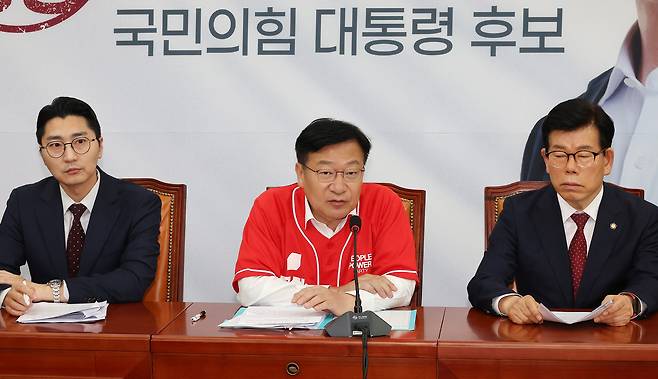 국민의힘 정점식 클린선거본부장(가운데)이 30일 국회에서 열린 '이재명 가족 비리 진상 조사단' 회의를 마친 뒤 브리핑하고 있다. 연합뉴스