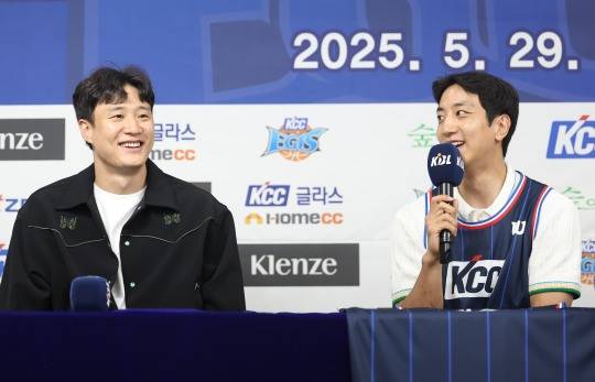 취재진 질문에 답하는 허훈. 사진[연합뉴스]