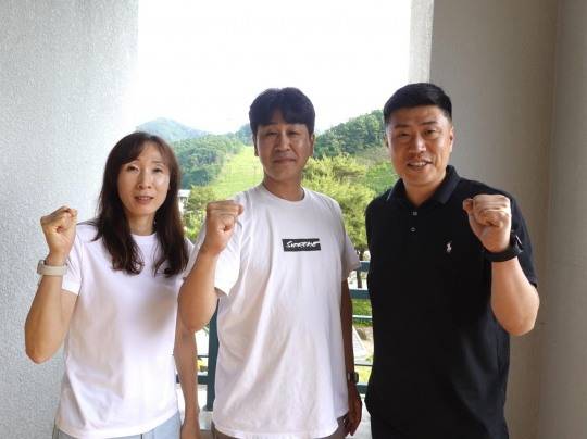 도로공사의 김영래 수석코치(오른쪽)와 김종민 감독(중앙), 이효희 코치(왼쪽). 사진[연합뉴스]