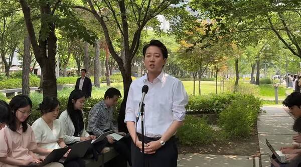 ▲이준석 개혁신당 대선후보가 30일 경의선 숲길에서 유세를 마친 뒤 백브리핑을 하고 있다. 사진=개혁신당 영상 갈무리