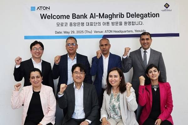 < 상단 왼쪽 함성진 경영전략 본부장, 하단 왼쪽에서 두번째 우길수 대표이사와 모로코중앙은행 대표단 / ㈜아톤 제공 >