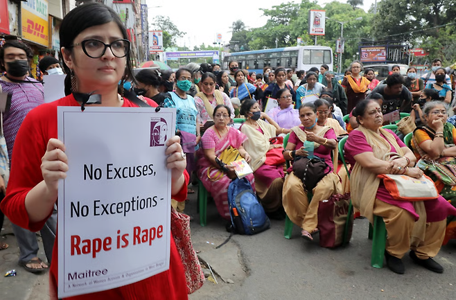 인도 콜카타에서 열린 여성 대상 폭력 반대 시위에 참석한 시민들. [사진 = EPA]