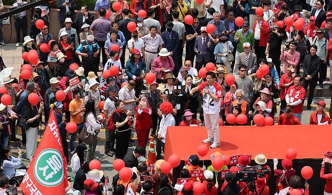 김문수 국민의힘 대선후보가 30일 경기 이천시산림조합 앞 중리사거리에서 유세하고 있다.  이충우 기자