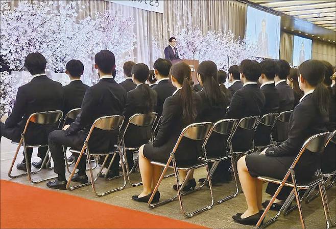 지난 4월 열린 일본 종합상사 이토추의 입사식 모습. (이승훈 특파원)