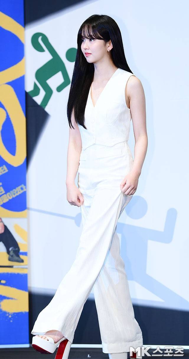 긴 생머리와 은은한 메이크업으로 연출된 청순 비주얼에 더해진 강렬한 슈즈 포인트는 김소현만의 반전 스타일링으로, ‘굿보이’의 중심을 예고하는 듯한 존재감을 발산했다. 사진=김소현 SNS