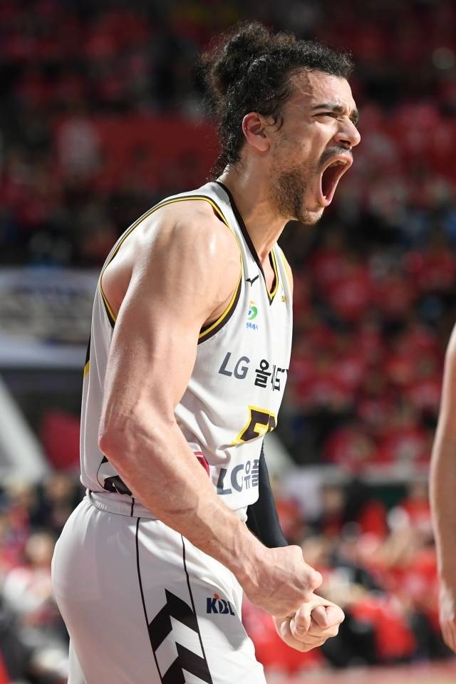 ‘파라오’ 아셈 마레이가 다음 시즌 역시 창원에서 함께한다. 사진=KBL 제공