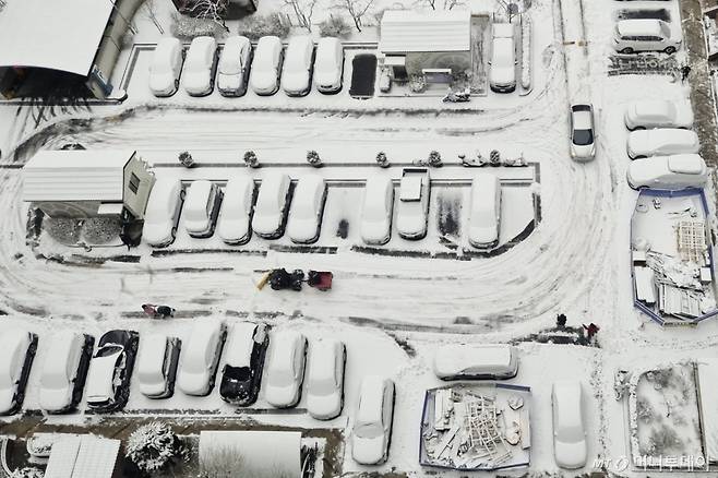 (서울=뉴스1) 민경석 기자 = 5일 오전 서울 성북구의 한 아파트 단지 주차장이 밤 사이 내린 눈으로 하얗게 변해있다. 2025.1.5/뉴스1  Copyright (C) 뉴스1. All rights reserved. 무단 전재 및 재배포,  AI학습 이용 금지. /사진=(서울=뉴스1) 민경석 기자
