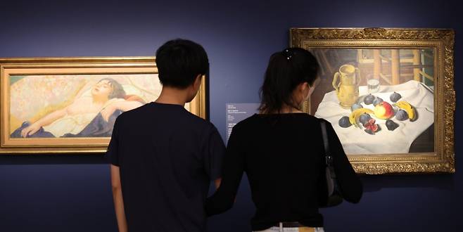 지난 16일 서울 종로구 세종문화회관 세종미술관에서 열린 '모네에서 앤디워홀까지' 전시회에서 관람객들이 명화를 관람하고 있다. 기사와 직접 관련 없음. / 사진 = 뉴스1