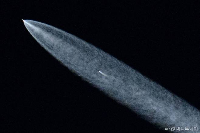 스페이스 X의 우주발사체 '팰컨9'이 캘리포니아주 론데일 상공을 가로지르고 있다. 팰컨9은 20개의 스타링크 위성을 탑재한 채 발사됐다. 사진=론데일 AFP=뉴스