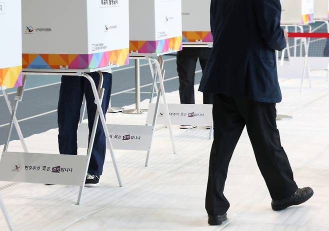 제21대 대통령선거 사전투표 둘째 날인 30일 오전 경기 수원시 권선구 정현중보들테니스센터에 마련된 사전투표서에서 시민들이 사전투표를 하고 있다. 이날 오전 11시 기준 누적 투표율은 24.55%로 집계됐으며 전날(29일) 오전 6시 사전투표 시작 이후 계속해서 역대 최고 투표율 흐름을 이어가고 있다./사진=뉴스1