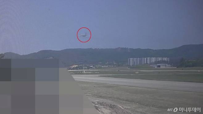 [서울=뉴시스] 해군은 지난 29일 경북 포항에서 추락한 해상초계기(P-3) 모습이 담긴 CCTV 영상을 30일 공개했다.  사고 당시 탑승했던 승무원 4명이 숨졌다. 이들은 4명은 정조종사 고(故) 박진우 중령(이하 진급된 계급), 부조종사 고 이태훈 소령, 전술사 고 윤동규 상사, 전술사 고 강신원 상사다. (사진=공군 제공) 2025.05.30. photo@newsis.com *재판매 및 DB 금지 /사진=