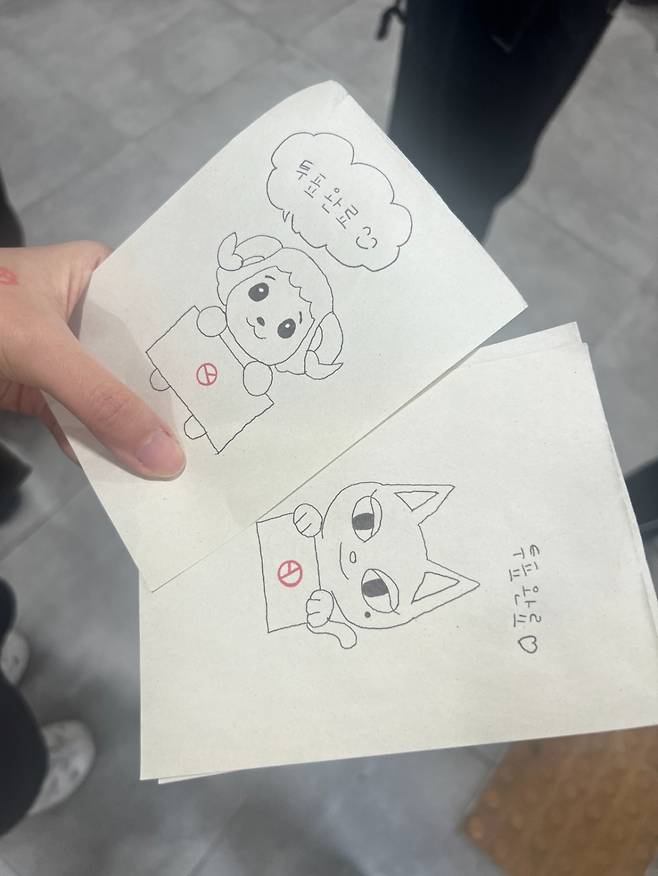 30일 오후 서울 광진구 구의제1동주민센터 4층 대강당 앞에서 만난 양성규씨와 전유진씨가 만든 투표 인증 종이. 두 사람이 좋아하는 게임캐릭터를 그려넣었다./사진=민수정 기자.