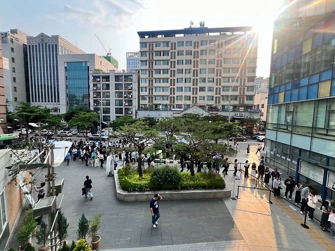 30일 오후 서울 강남구 역삼동 역삼1동 주민센터의 모습. 주민센터를 벗어난 곳까지 줄이 이어진 모습을 본 시민들은 놀란 반응을 보였다./사진=민수정 기자.