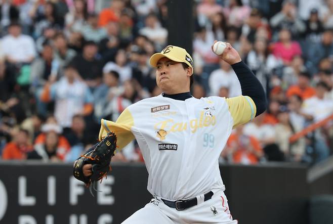 한화 이글스가 NC다이노스와의 주말 3연전 1차전 선발투수로 류현진을 예고했다. 사진은 한화에서 활약 중인 류현진의 모습. /사진=뉴스1