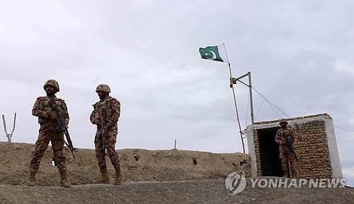 파키스탄 군인들이 아프가니스탄과 맞닿은 국경 초소에서 경비를 서고 있다. EPA 연합뉴스