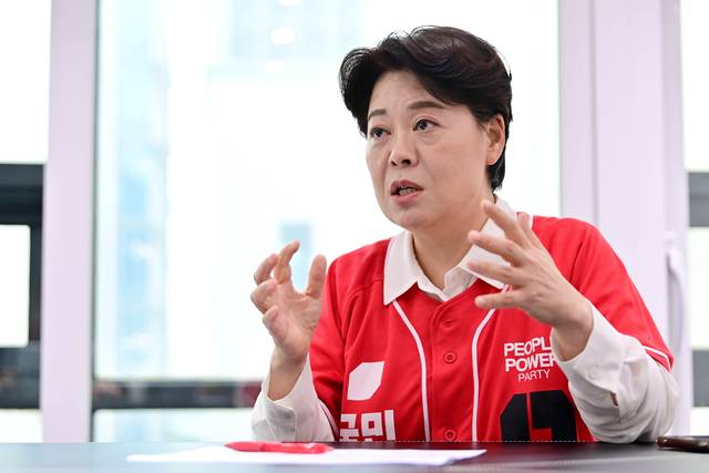 “李경제정책 허상 드러나” 윤희숙 국민의힘 선거대책위원회 공약개발단장(여의도연구원장)이 29일 서울 영등포구 여의동 당사에서 문화일보와 인터뷰하고 있다. 문호남 기자