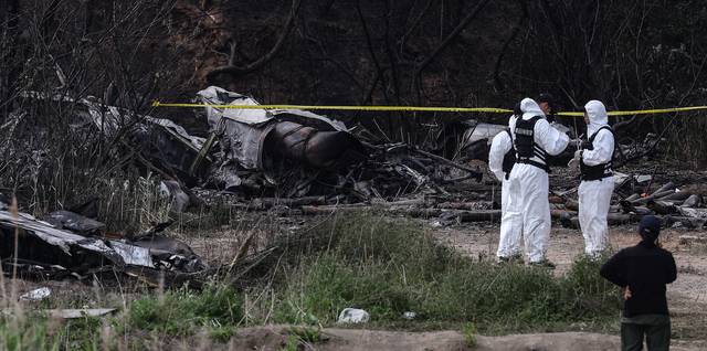 까맣게 타버린 초계기 30일 오전 경북 포항시 동해면 해군 초계기 추락 현장에서 해군 군사경찰이 현장을 통제하고 있다.  연합뉴스